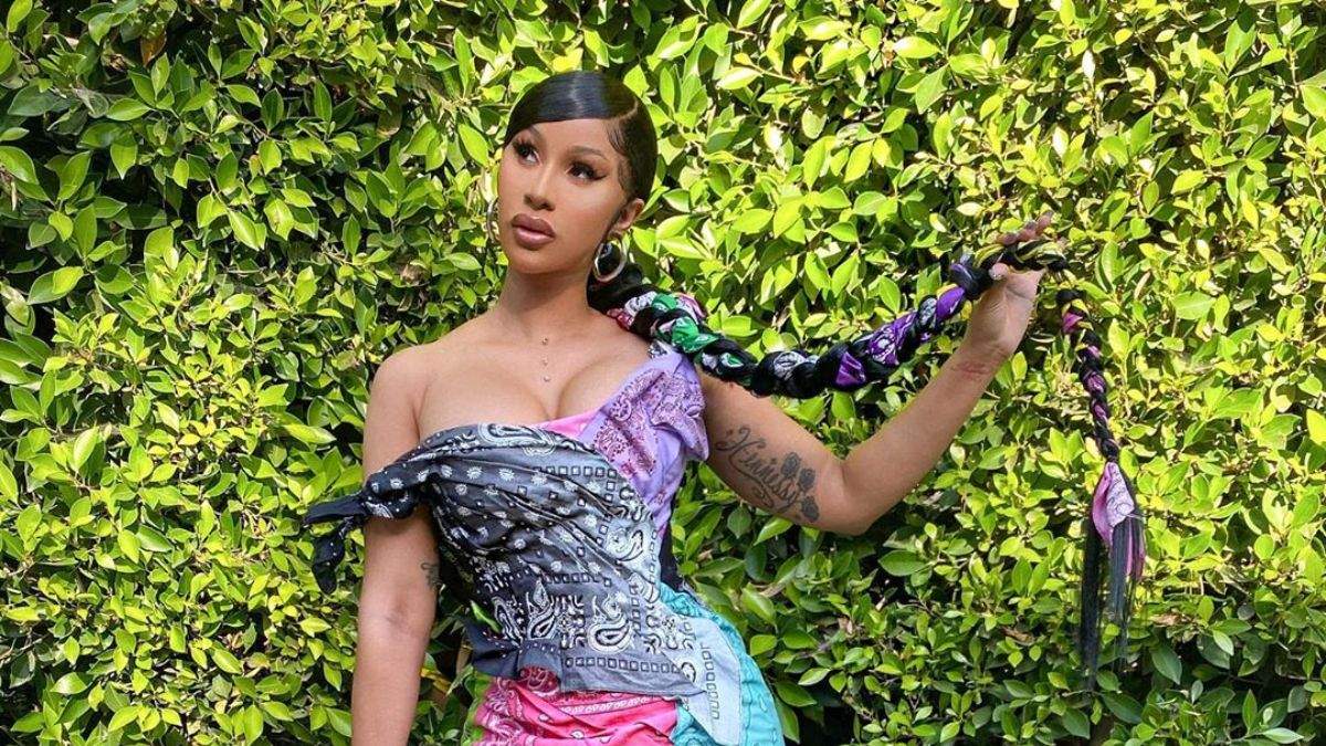 Рожева та у формі сердець: Cardi B спробувала епатажну перуку Рожева та у формі сердець: Cardi B спробувала епатажну перуку