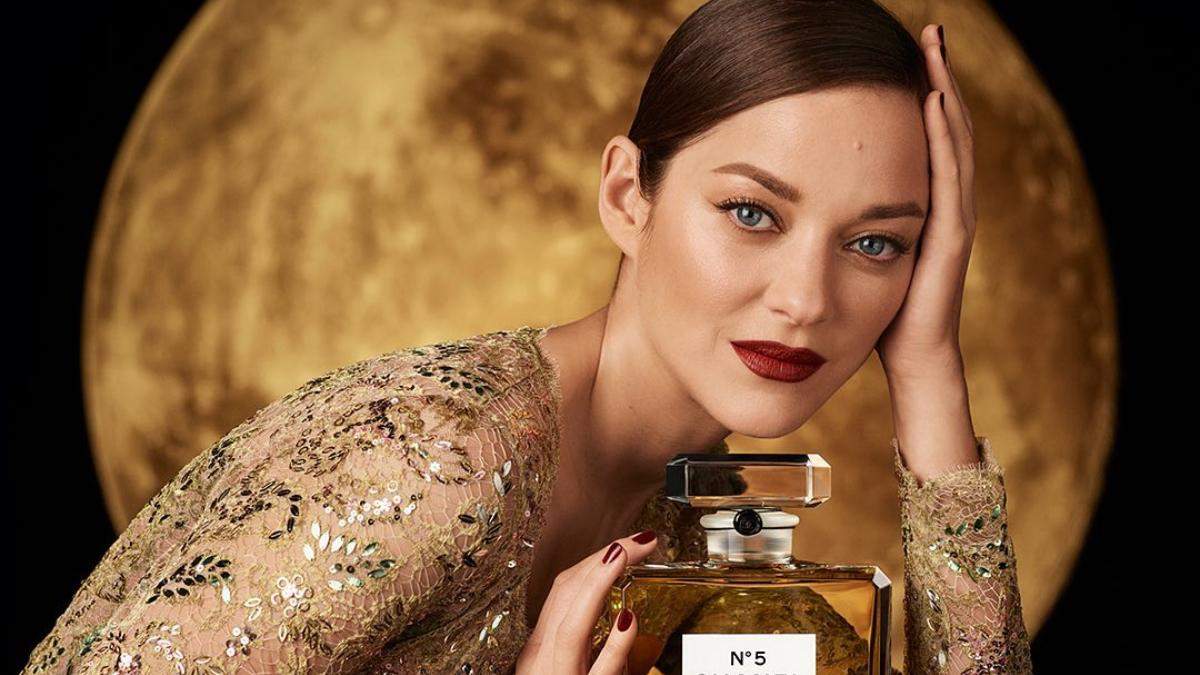 Минифильм о аромате Chanel: танцы на Луне и пение Марион Котийяр Минифильм о аромате Chanel: танцы на Луне и пение Марион Котийяр